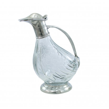 Pato en Peltre y una botella de vidrio